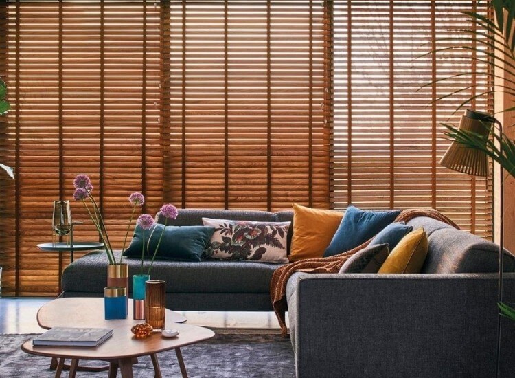 persianas verticales de madera en sala